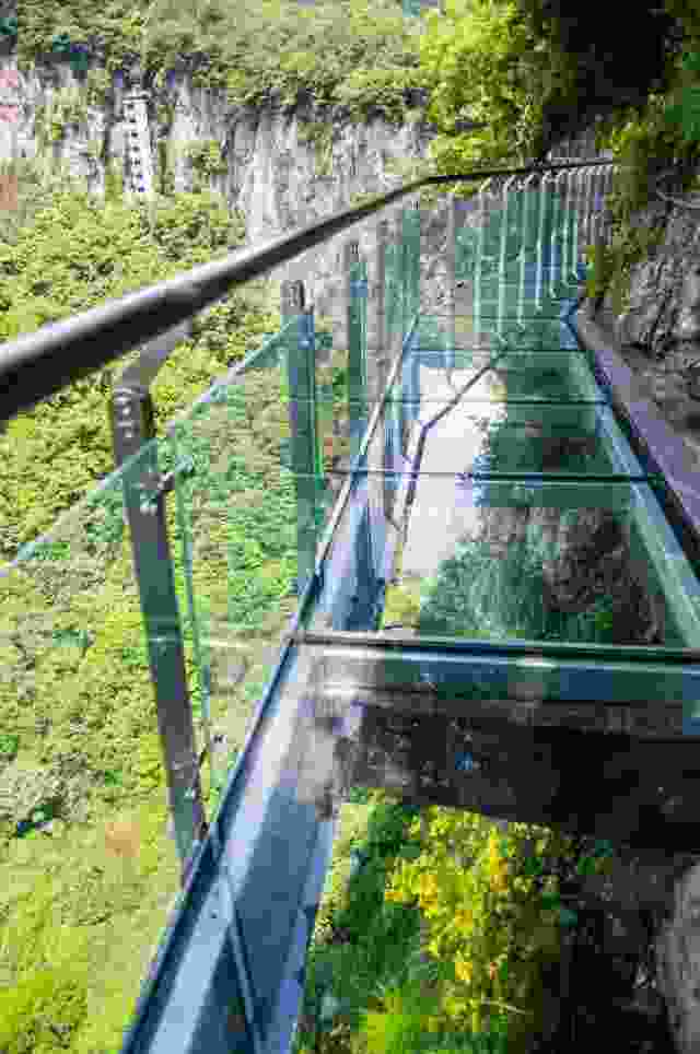 浙江玻璃栈道挤爆(浙江哪有玻璃桥景点) 浙江玻璃栈道挤爆(浙江哪有玻璃桥景点)