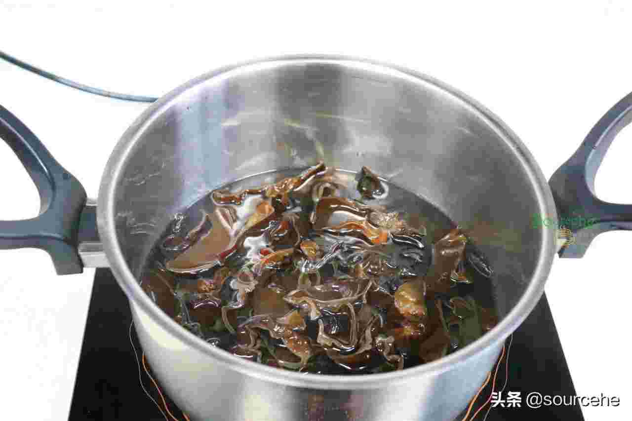 凉拌木耳需要先煮熟木耳吗(木耳几分钟煮熟能凉拌)