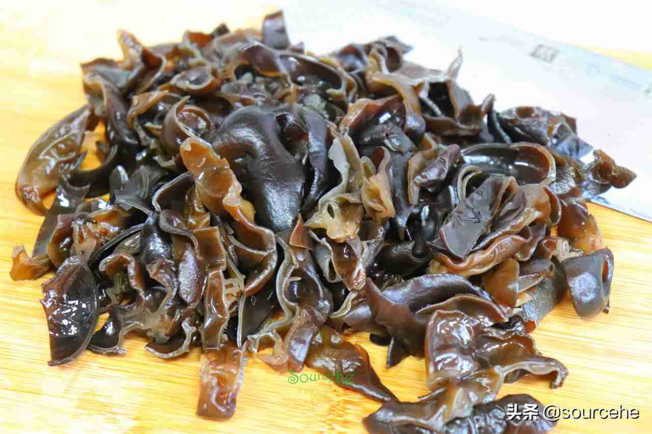 凉拌木耳需要先煮熟木耳吗(木耳几分钟煮熟能凉拌)