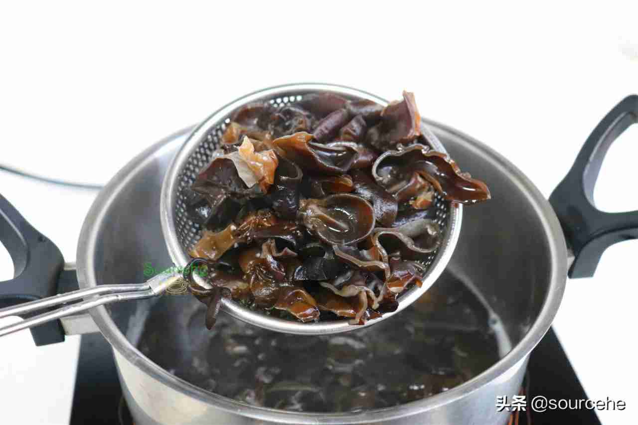 凉拌木耳需要先煮熟木耳吗(木耳几分钟煮熟能凉拌)