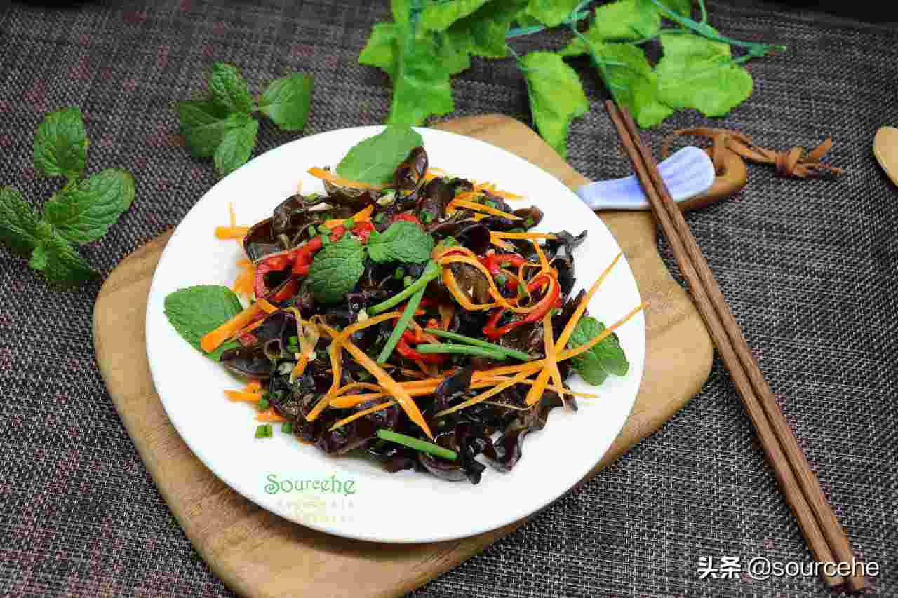 凉拌木耳需要先煮熟木耳吗(木耳几分钟煮熟能凉拌)
