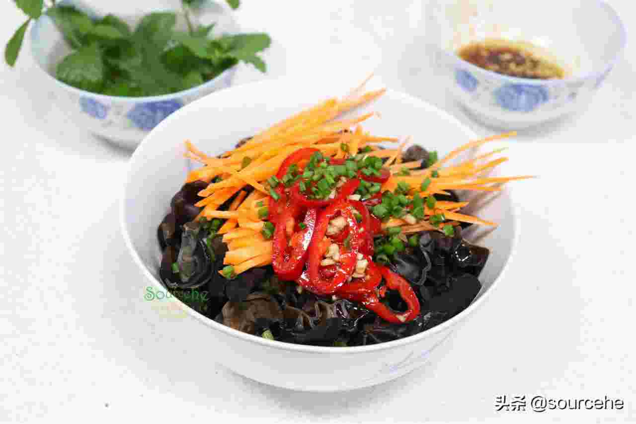 凉拌木耳需要先煮熟木耳吗(木耳几分钟煮熟能凉拌)