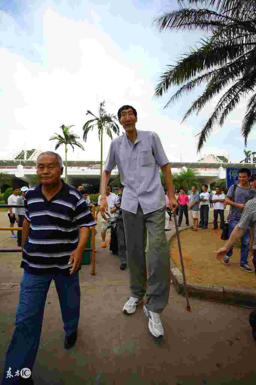 中国第一巨人赵亮 自然生长身高2.46米 没患巨人症