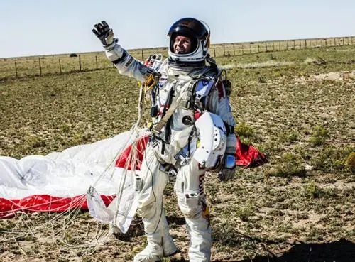 太空跳伞第一人(史上第一人太空跳伞回地球为什么出舱的时候不会被飘走)