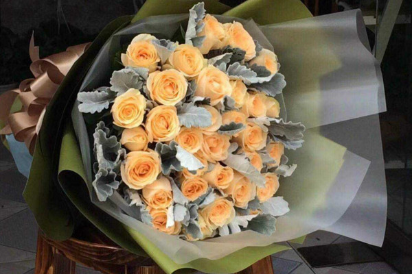 香槟玫瑰不能随便送人,因为最适合送给恋人爱人(寓意钟情一人) 香槟玫瑰不能随便送人,因为最适合送给恋人爱人(寓意钟情一人)