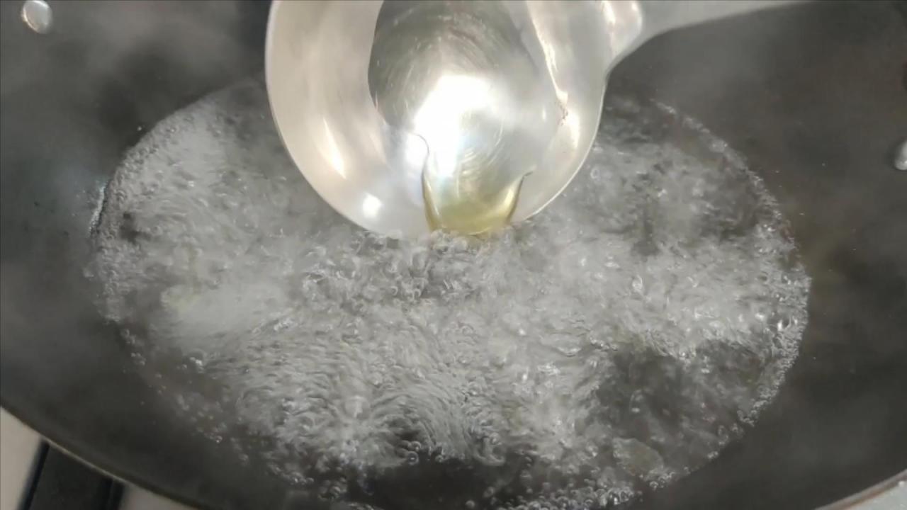 苦瓜怎么炒好吃又不苦(教你三招，翠绿好吃又不苦)