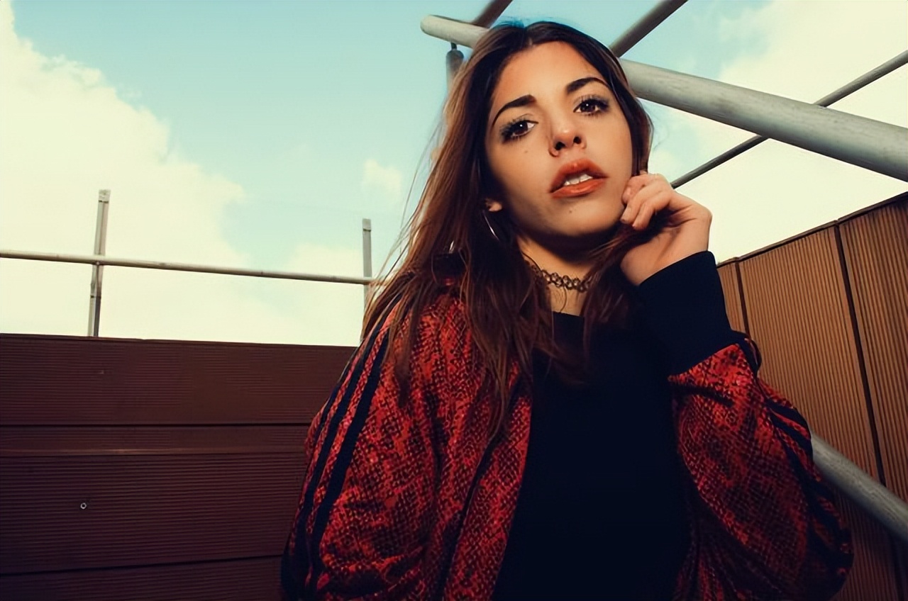 女人的隐私故意向男孩解释什么?这意味着她对你着迷