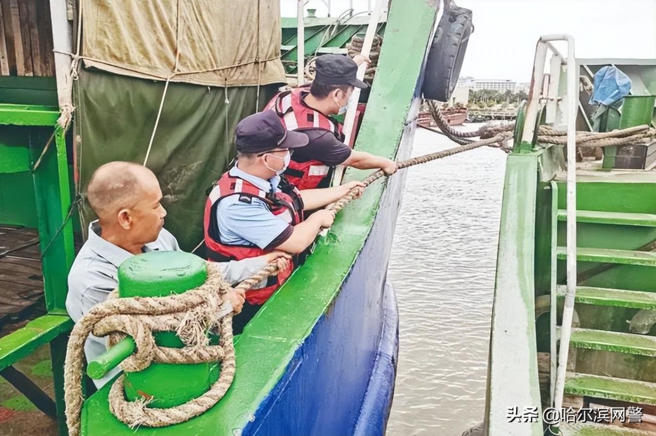 有人逆行撑起“安全伞”(南方暴雨今天达到高峰)