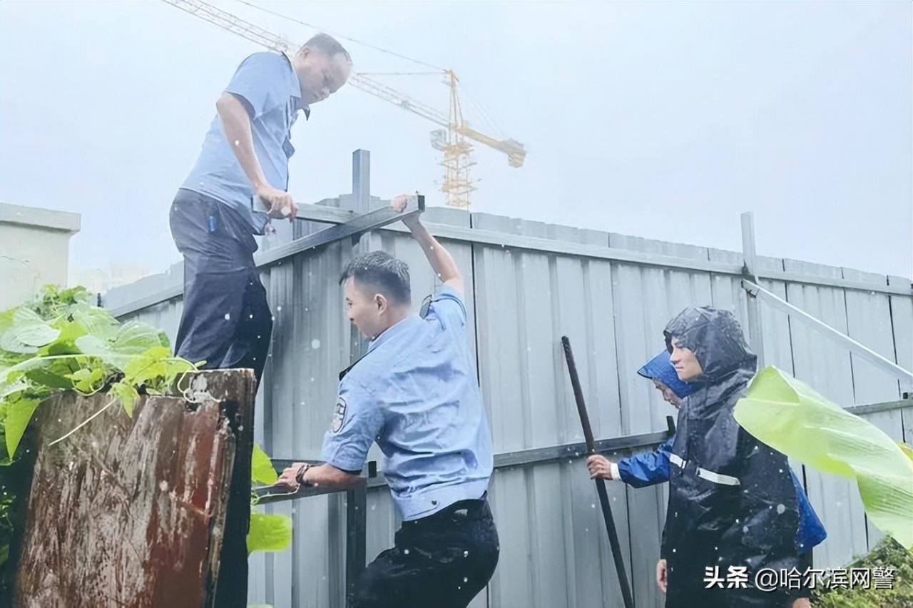 有人逆行撑起“安全伞”(南方暴雨今天达到高峰)