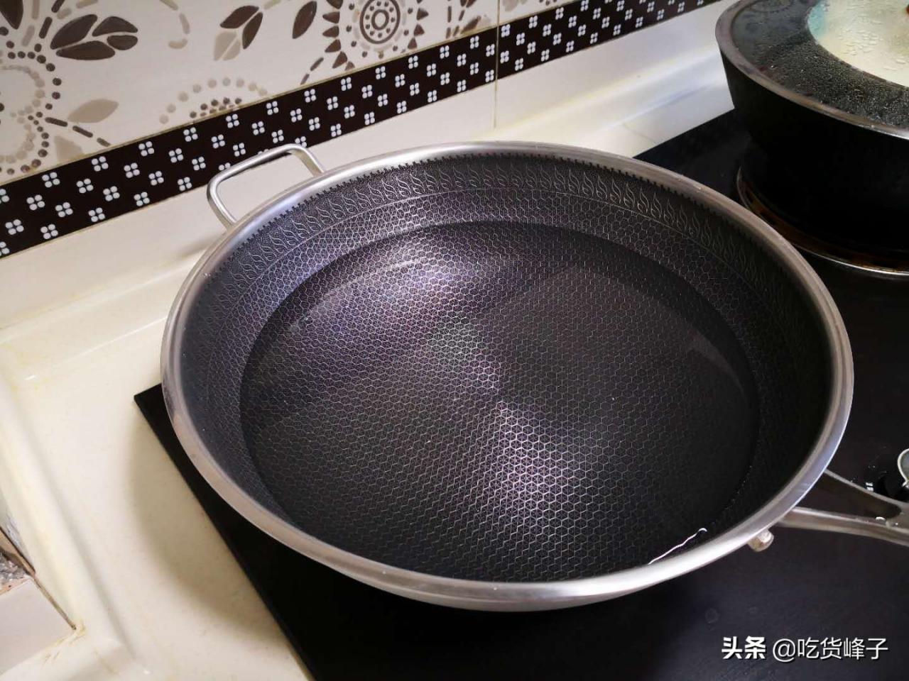 新锅开锅的正确做法（大厨教你正确开锅，新锅寿命长）