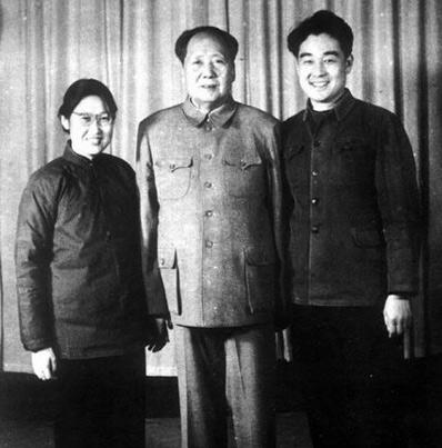 李讷生娃后第一次见爸爸(在毛主席双儿女亲家张文秋家当保姆) 李讷生娃后第一次见爸爸(在毛主席双儿女亲家张文秋家当保姆)