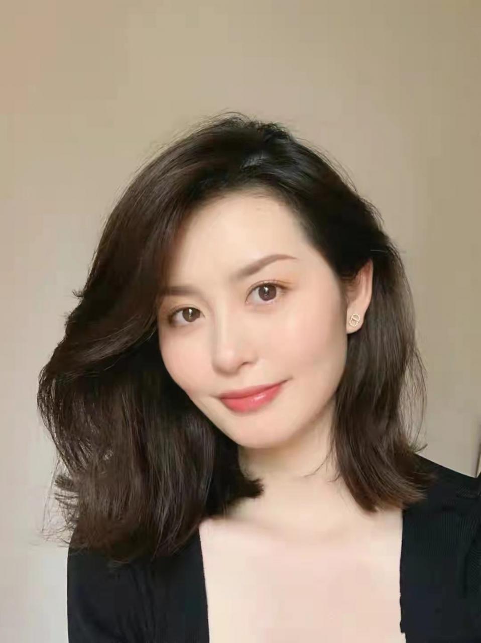 圆脸适合哪种锁骨发(想留长，圆脸，能不能介绍一些不用很打理散着也好看的发型)