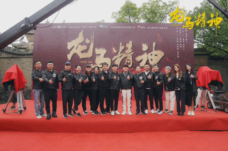 却被旁边的任敏抢镜成龙新电影开机(同样被父母所连累)