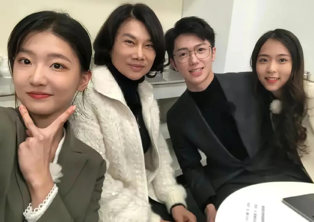 董明珠22岁女秘书开始直播带货(董明珠为什么会选择孟羽童)