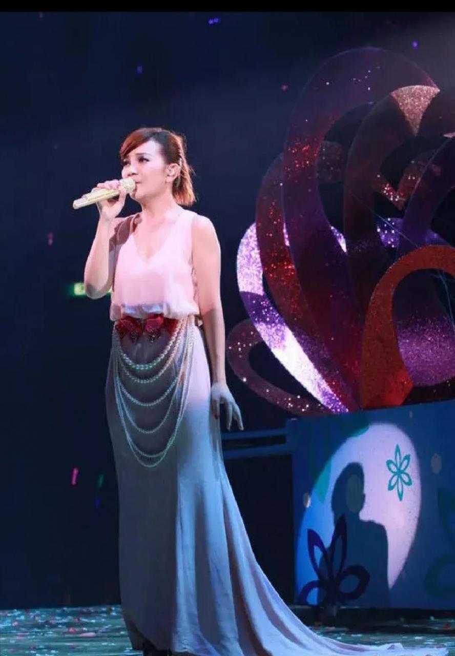 那些把人唱哭的伤感爱情歌曲(十大悲伤情歌排行)