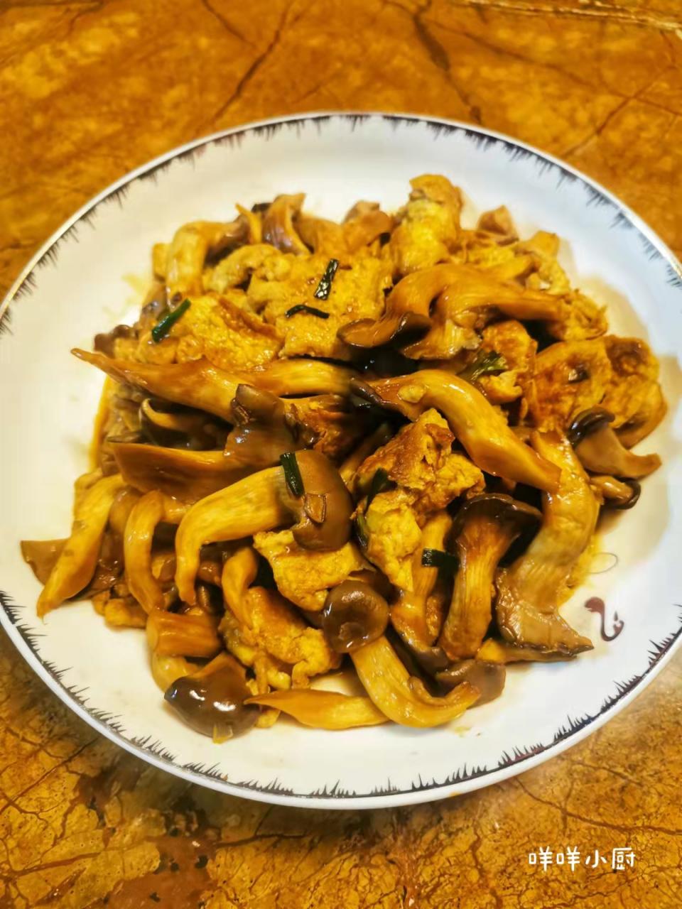 炒平菇要不要焯水有滑滑的东西(平菇没有焯水会中毒吗)