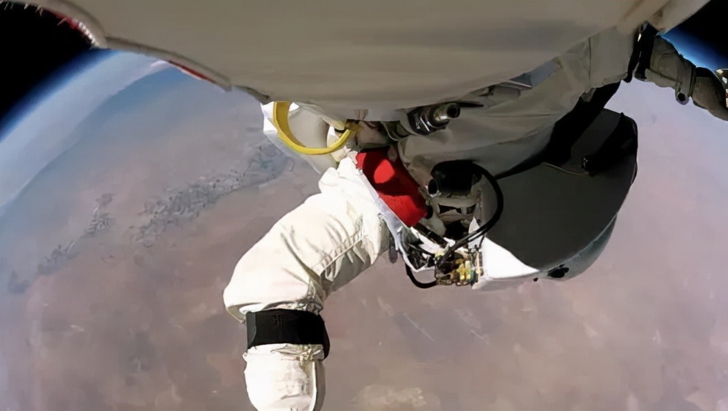 太空跳伞第一人(史上第一人太空跳伞回地球为什么出舱的时候不会被飘走)