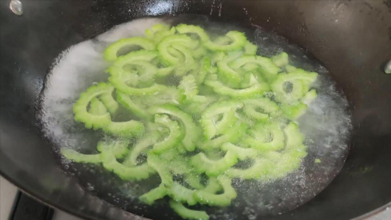 苦瓜怎么炒好吃又不苦(教你三招，翠绿好吃又不苦)