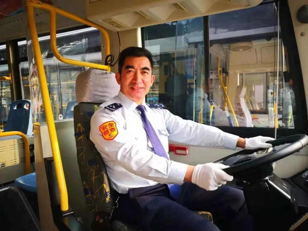 公交司机一个月多少钱一个月(公交车司机是铁饭碗吗)