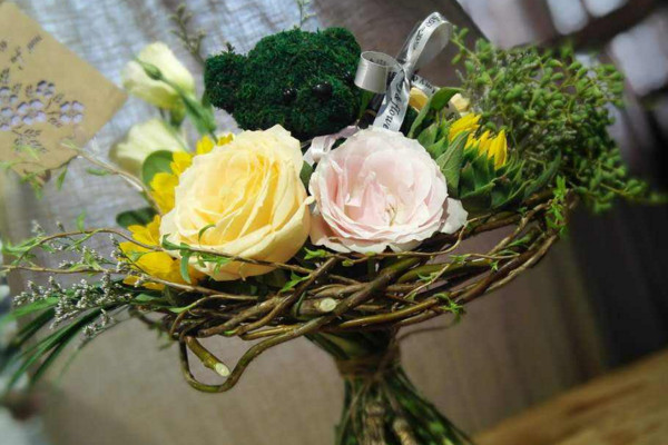 香槟玫瑰不能随便送人,因为最适合送给恋人爱人(寓意钟情一人) 香槟玫瑰不能随便送人,因为最适合送给恋人爱人(寓意钟情一人)