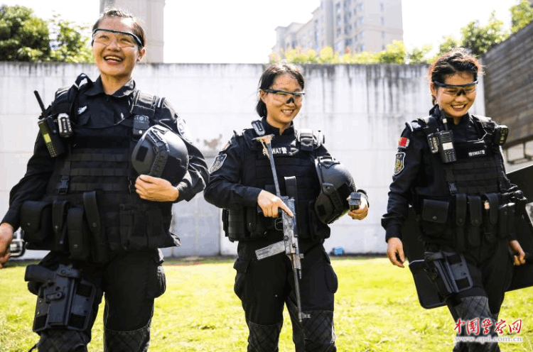 “值班特警在高考中心会见导师(见到你我感到很安全)