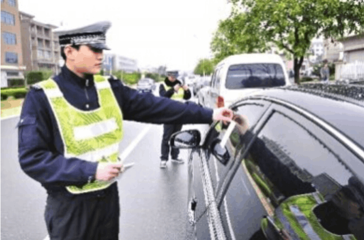 违法停车告知单怎么处理（违停的三种罚单）