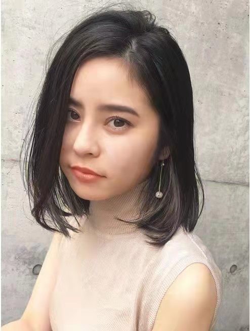 圆脸适合哪种锁骨发(想留长，圆脸，能不能介绍一些不用很打理散着也好看的发型)