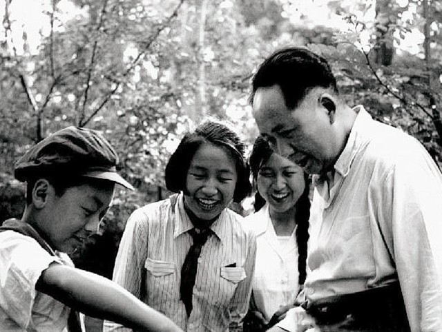 李讷生娃后第一次见爸爸(在毛主席双儿女亲家张文秋家当保姆) 李讷生娃后第一次见爸爸(在毛主席双儿女亲家张文秋家当保姆)