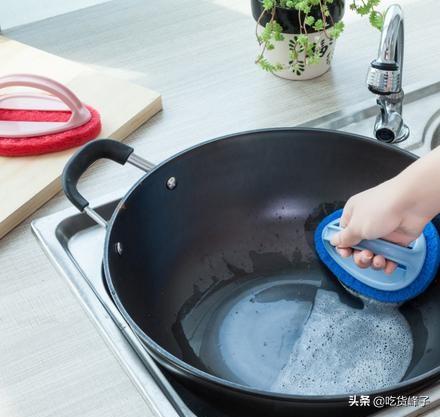 新买的锅第一次怎么处理(新买的锅第一次怎么处理不粘)