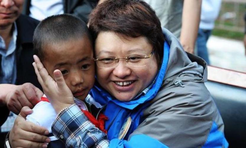 韩红简历个人资料简介（收养280多个孤儿，捐款捐到倾家荡产）