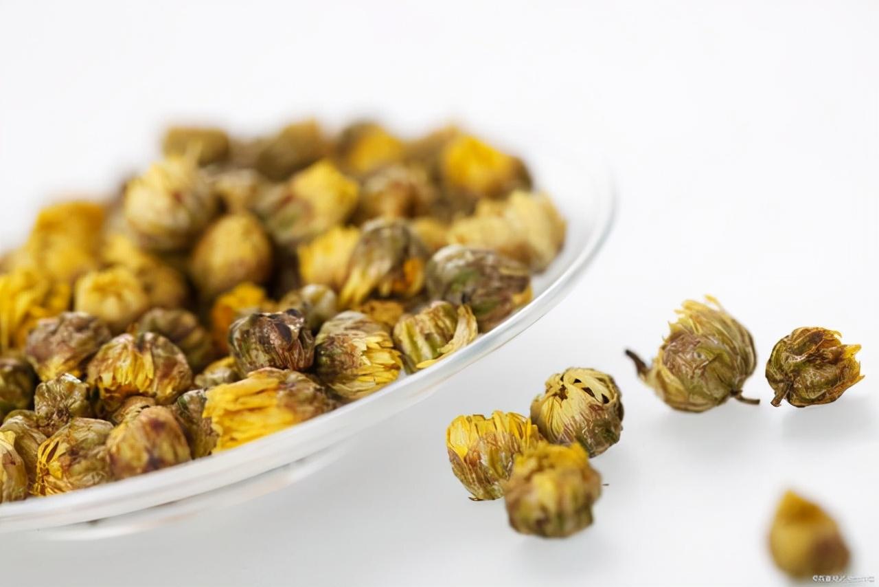 菊花怎么泡水喝正确（菊花泡水喝的9大禁忌）