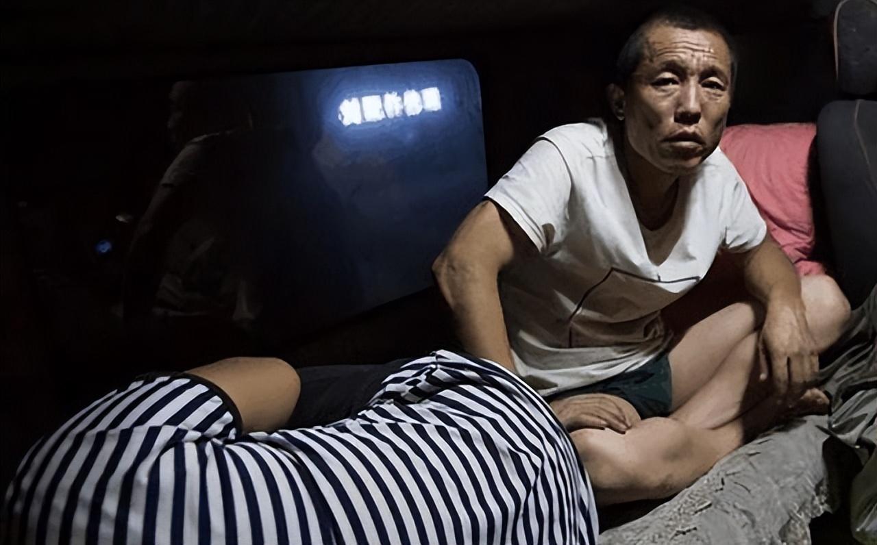 安徽夫妻24小时生活在卡车上，只敢在晚上出门，载的货比命还重要