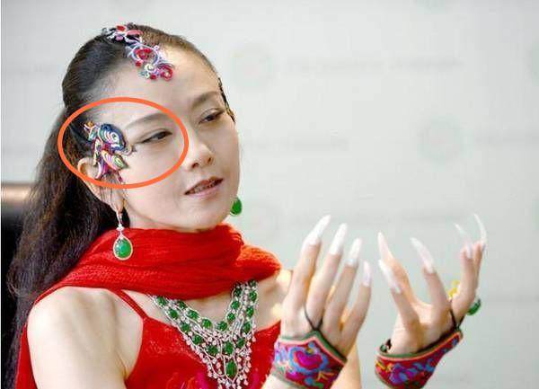 杨丽萍为什么总戴帽子(杨丽萍为什么总戴帽子跳舞)