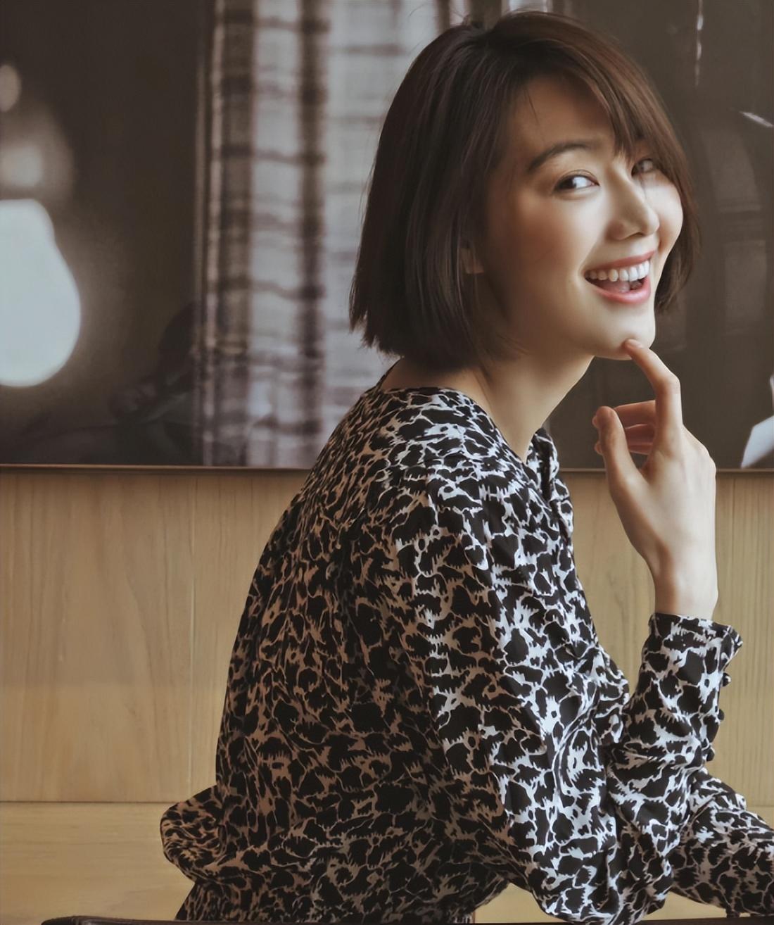 主持人王冠：两次从央视消失，与曹可凡传绯闻，38岁未婚也幸福