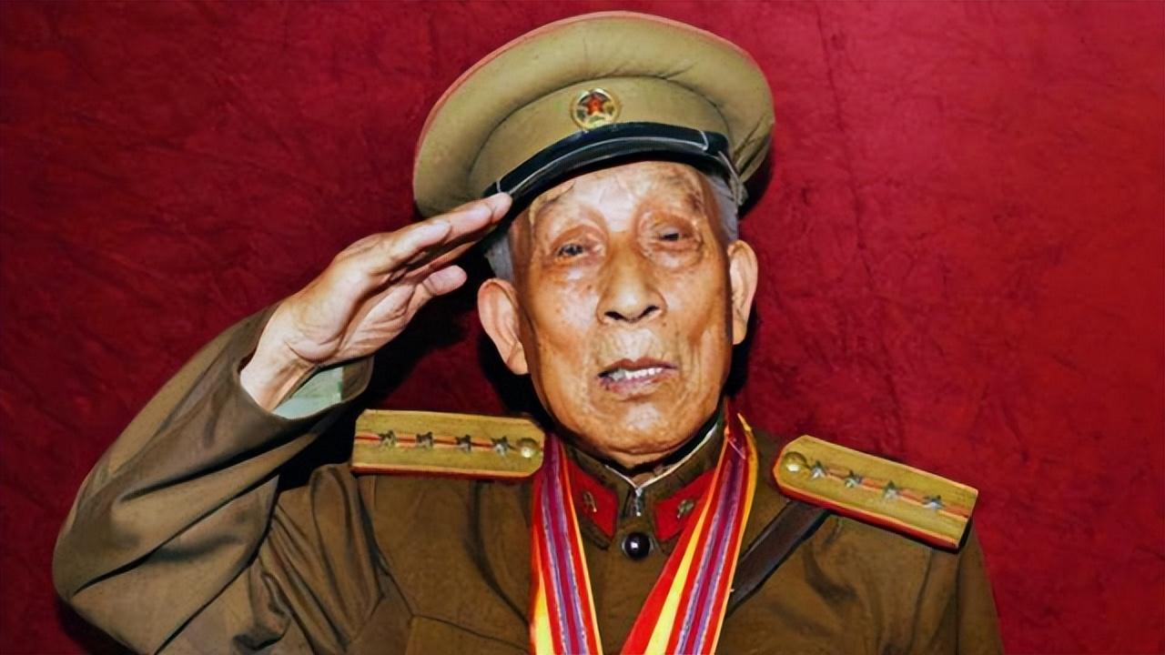 山东九旬老人持枪70年，为何公安没收缴反而敬礼？他有何背景？