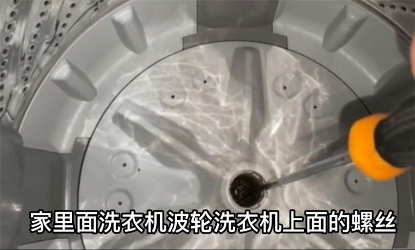 洗衣机里面的脏东西怎样清理（洗衣机里面有残渣怎么清理）