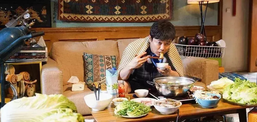 专注的薛之谦在深夜完成了文字创作（工匠薛之谦在12月发布了四首新歌的预演）
