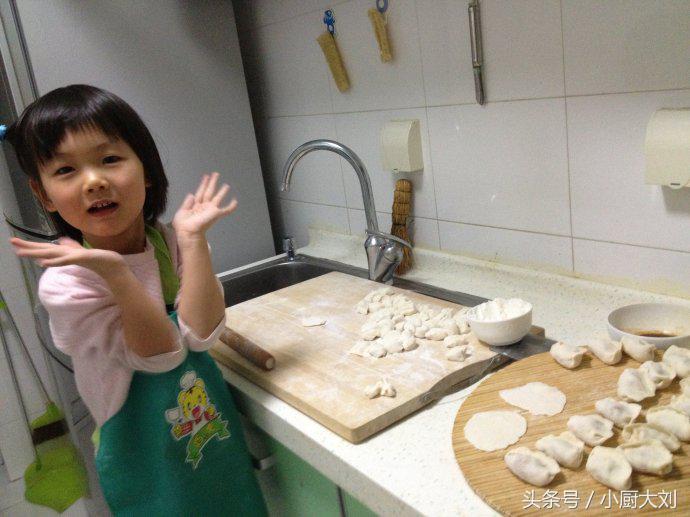 饺子皮怎么做才能又软又筋道？卖了30年饺子的阿婆告诉你窍门