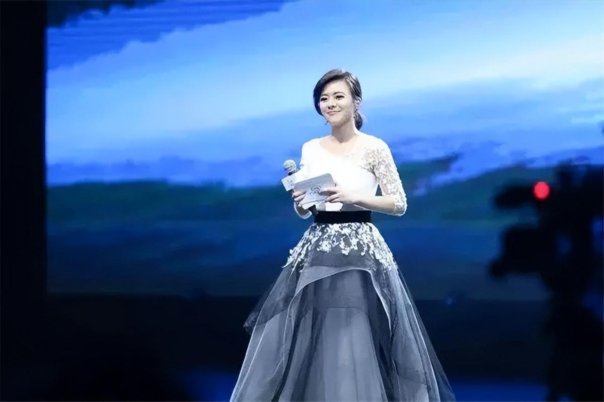 女主持陈辰和程雷分手让观众可惜，与余笛结婚，40多岁被宠成少女
