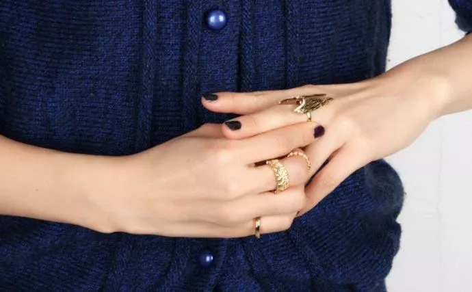 食指和无名指同时戴戒指什么意思(女生左手食指和无名指都戴戒指是什么意思)