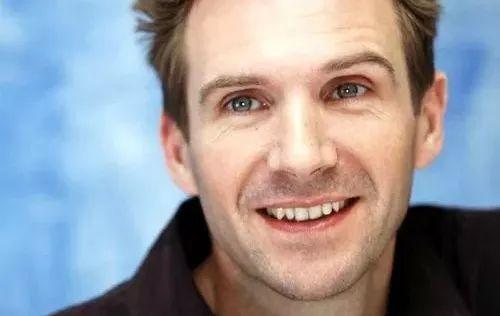 哈利波特中伏地魔是谁演的？伏地魔是谁变的