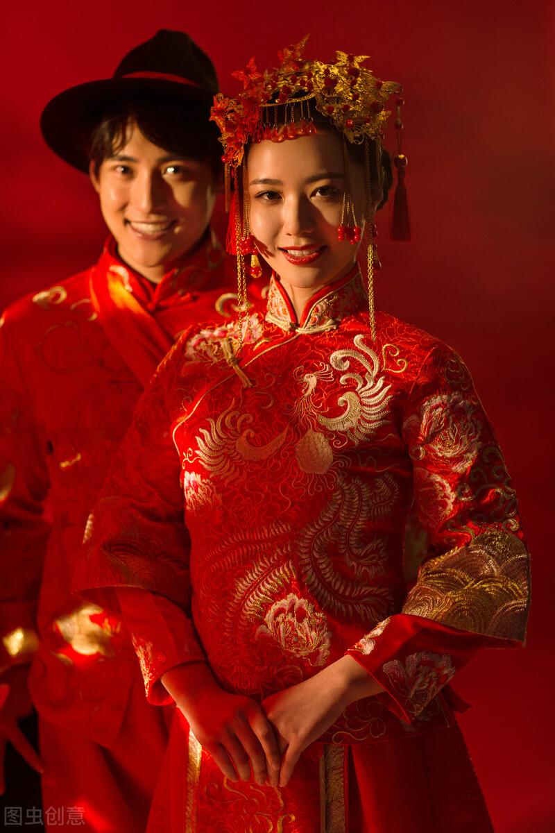 我有凤冠霞帔为什么要穿婚纱(结婚为什么可以穿凤冠霞帔)
