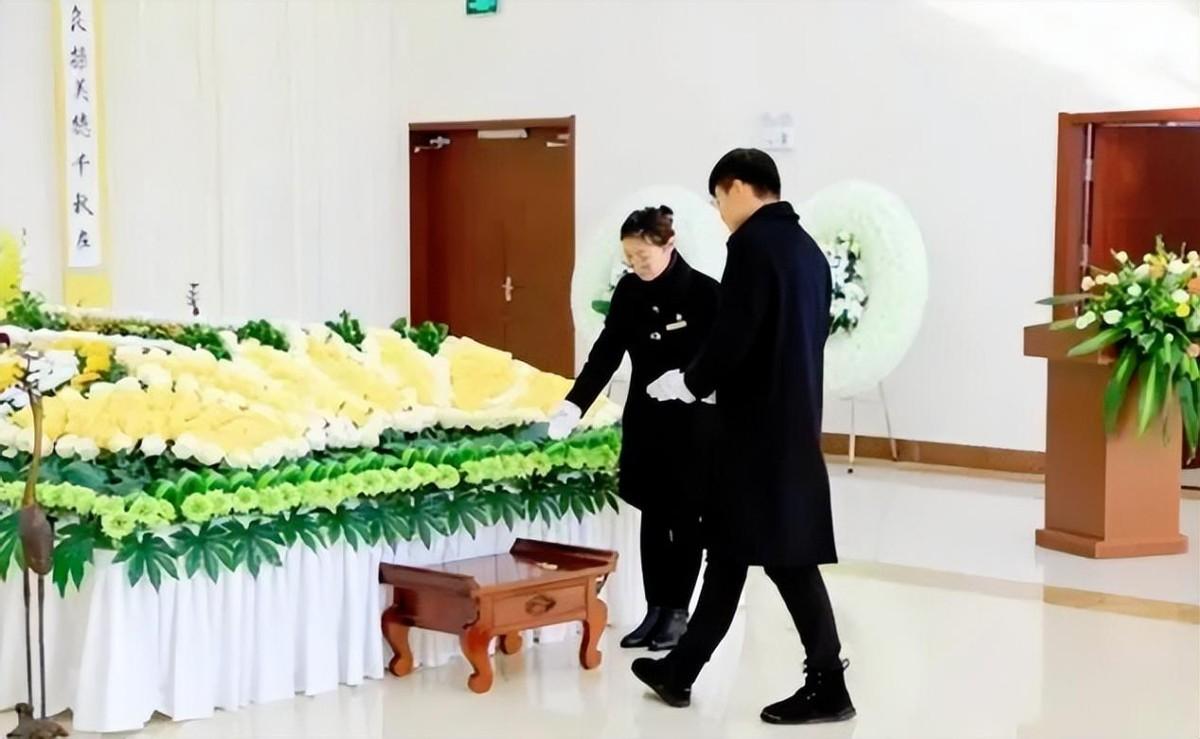 为什么不能摸死人的手（人死后身体为什么不能触碰）