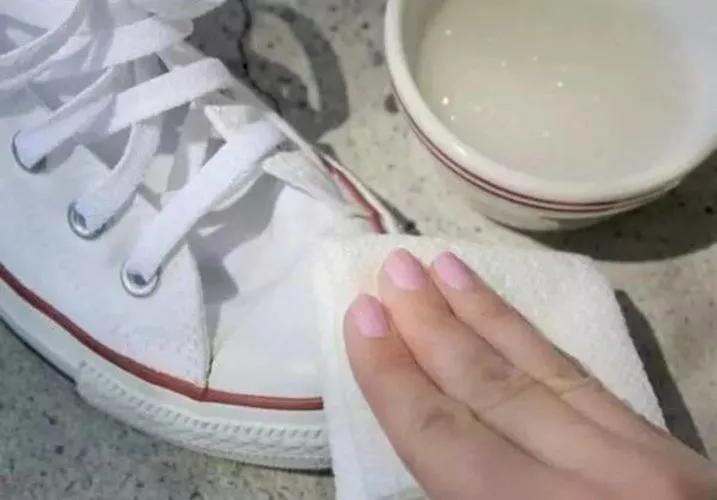 白色的鞋子用什么清洗更白