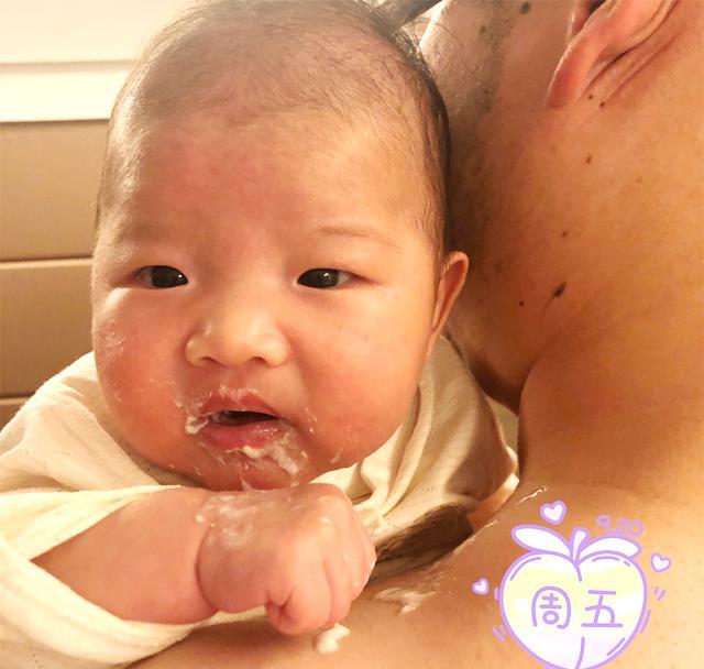 宝宝吐奶厉害的原因 宝宝吐奶是着凉了吗