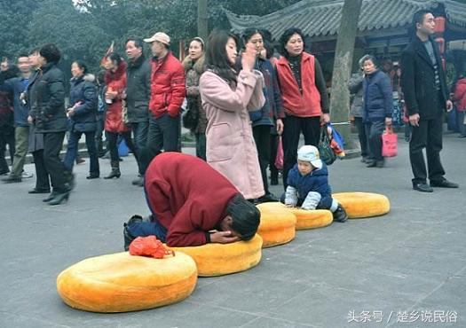 三叩九拜是什么意思？古代三叩九拜中，是哪三叩哪九拜?