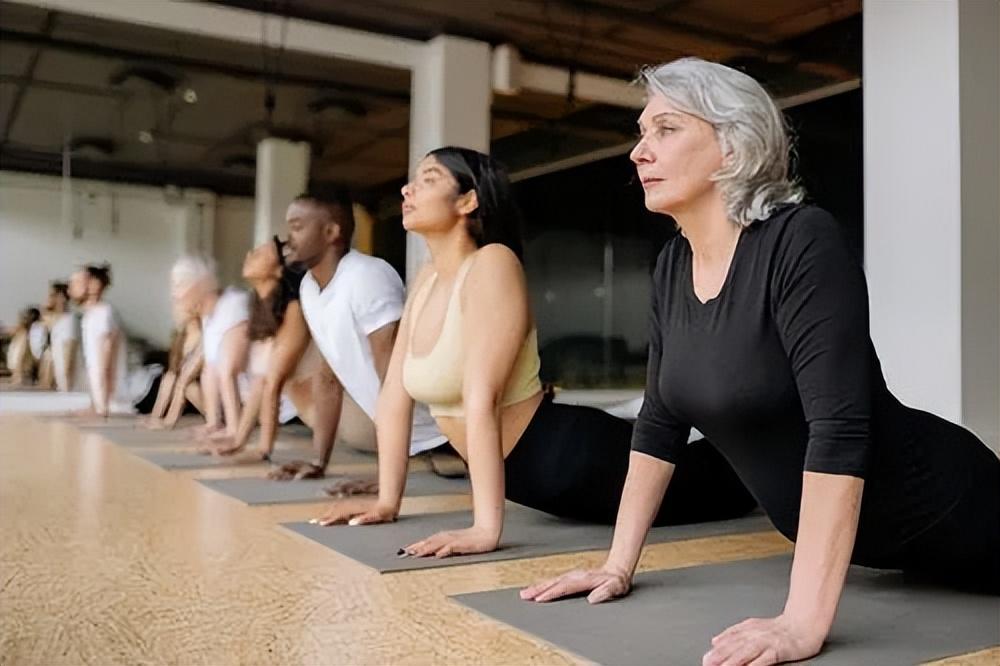 做瑜伽老师工资多少钱一个月（有人月入2万）