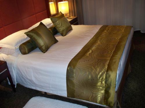 酒店的床为什么用砖(酒店的床为什么有一块布)