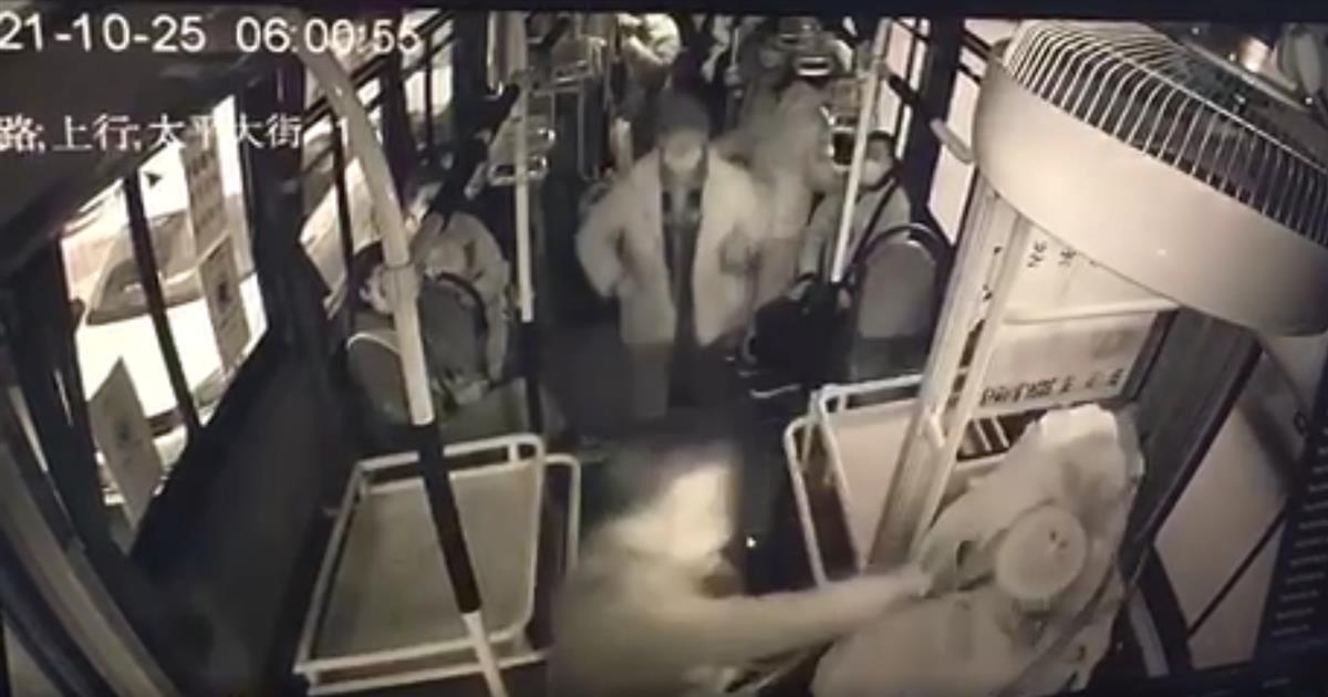 老人嫌公交开太慢打晕驾驶员，该施暴乘客涉嫌危害公共安全