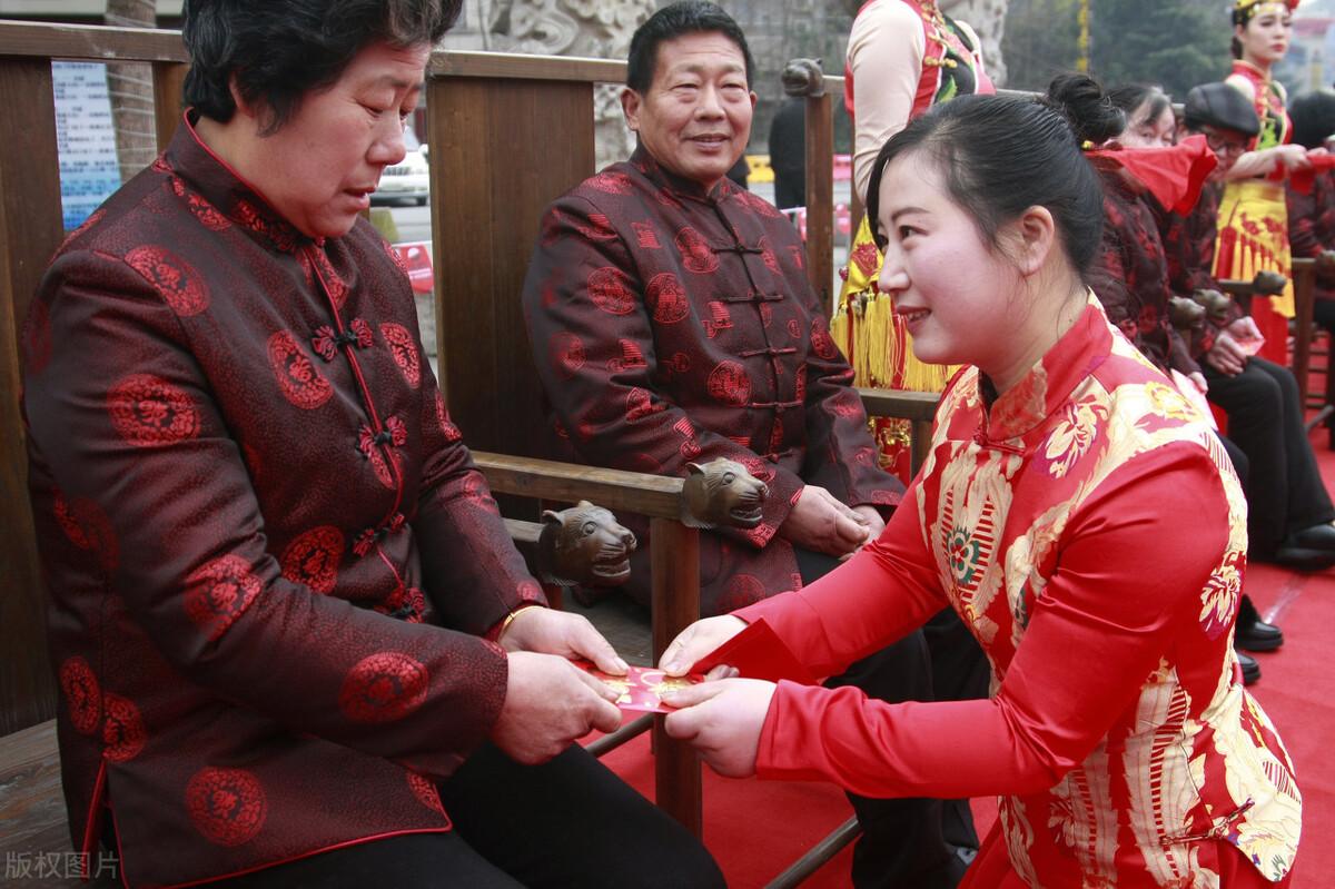 压岁钱的来历30字（关于压岁钱的来历和故事）